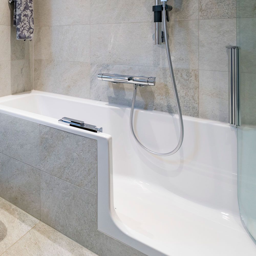 Dusche und Wanne in einem – optimal vor allem für kleine Badezimmer.